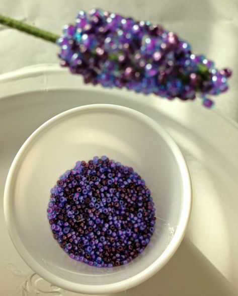 Lavender Crafts, Seed Bead Art, Lavender Seeds, Seed Bead Projects, Bead Flowers, Beaded Flowers Patterns, Diy Beading, Seed Bead Crafts, Seed Bead Flowers