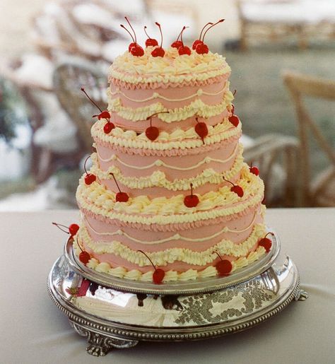 2023 Wedding Cake, Trending Cakes, Retro Wedding Cakes, Wedding Cake Trends, Heart Wedding Cakes, Hot Wedding, Wedding Cake Ideas, Tall Cakes, Cherry Cake