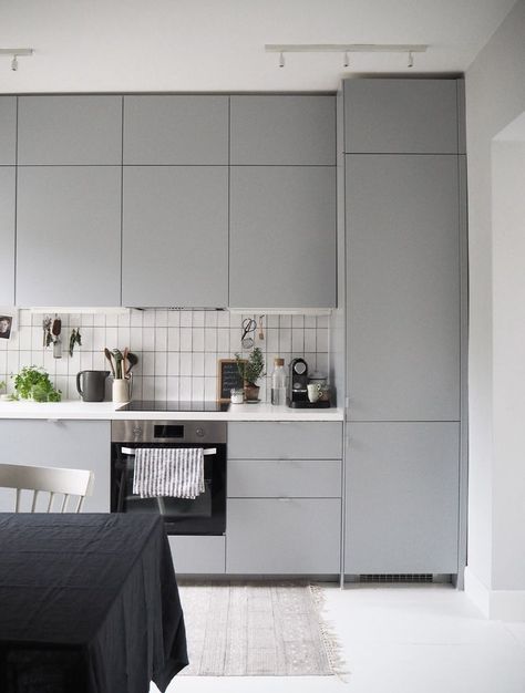 Grey IKEA kitchen - minimalist kitchen - renovation ideas Grey Ikea Kitchen, Dapur Ikea, Future Furniture, Серая Кухня, Kitchen Ikea, Cabinets Design, Interior Simple, Interior Boho, Kitchen Diy Makeover