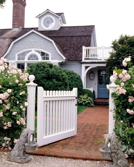 12 Charming Picket Fence Ideas. From simple to elegant, painted to stained. Cottage Fence Ideas Front Yards, Front House Fence Ideas, Coastal Farmhouse Exterior, Exterior Fence, Pretty Beach House, Cape Cottage, Deck Fence, Beautiful Beach Houses, Farmhouse Entry