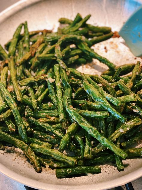 All you need is THREE ingredients only to make Chinese Restaurant Style Stir-Fried Garlic Green Beans at home. Chinese Style Green Beans, Chinese Garlic Green Beans, Fried Green Bean Recipes, Stir Fry Beans, Chinese Green Beans, Stir Fry Green Beans, Tiffy Cooks, Fried Garlic, Fried Beans