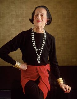 American Editor and Fashion Expert. Diana worked for the fashion magazines Harper's Bazaar and Vogue. Born as Diana Dalziel, Vreeland was the eldest daughter of American socialite Emily Key Hoffman and British father Frederick Young Dalziel. In 1924 she married Thomas R. Vreeland, with whom she lived in Albany, New... Diana Vreeland Style, Diana Vreeland, Advanced Style, Fashion Editor, Looks Style, Fashion History, American Style, Fashion Magazine, Editorial Fashion