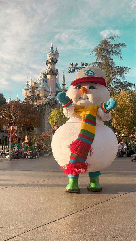 Christmas Disneyland, Disneyland Christmas Wallpaper, Disneyland During Christmas, Disney Christmas Parade, Disneyland Parade, A Christmas Fantasy Parade Disneyland, Disneyland Christmas, Disney World Christmas, Christmas Parade