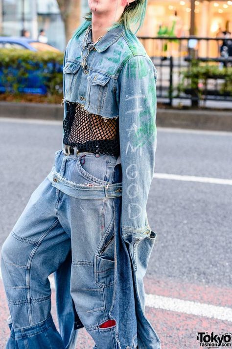 Mens Denim Outfit Street Fashion, Denim Cargos Men, Cropped Denim Jacket Men, Denim Jacket Remake, Japanese Denim Fashion, Colorful Hair Streaks, Tokyo Street Style Women, Jeans Jacket Outfit Men, Crop Denim Jacket Outfit