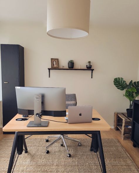 Beige Black Interior, Man Home Office, Men Home Office, Beige Desks, Natural Office, Office Aesthetic, Desktop Setup, Man Office, Dream Office