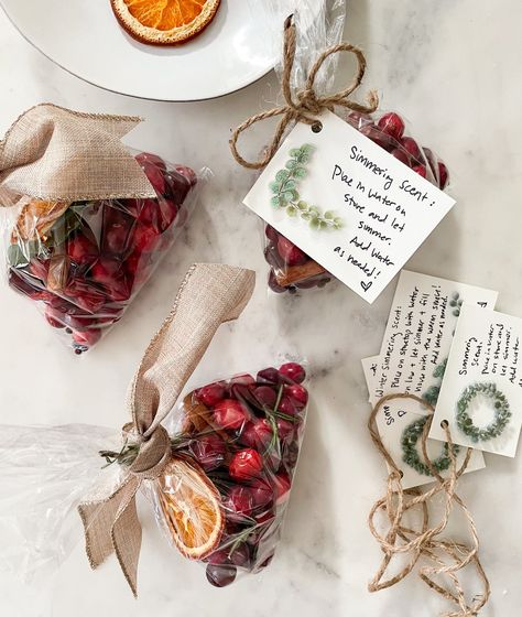 1. Place the following in individual bags for gifts: 1-2 cups of cranberries, 2 slices of oranges, pinch of allspice and cloves, 2 cinnamon sticks and a sprig of fresh rosemary and/or 2 bay leaves. 2. To simmer: place contents of bag in a pot of water on the stove and let simmer. You can add more water as needed! Holiday Smells, Simmer Pot Recipes, Simmer Pot, Smell Amazing, Fresh Cranberries, Bay Leaves, More Water, Christmas Gift Bags, Fresh Rosemary