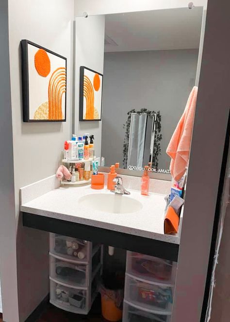 Hair Appliance Storage Dorm, Shared Dorm Bathroom Ideas, Dorm Sink Decor, Dorm Room Trash Can, Dorm Sink Organization, Dorm Room Bathroom Organization, Dorm Shower Organization, Dorm Room Ideas Bathroom, Cute Dorm Bathrooms