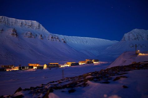 Longyearbyen Norway, Norway Travel Guide, Longyearbyen, Polar Night, Norway Travel, Arctic Circle, Midnight Sun, Marathons, Top Of The World