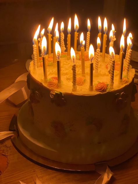 Cake With Lots Of Candles, Birthday Core, Bd Ideas, 19th Birthday Cakes, Happy 19th Birthday, Scrapbook Inspo, 20 Birthday, Birthday Aesthetic, Birthday Inspo