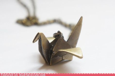 Paper Crane Goes Metal Metal Origami, Crane Necklace, Easy Origami Flower, Origami Diamond, Origami Necklace, Origami Bird, Beautiful Accessories, Kawaii Stuff, Origami Crane