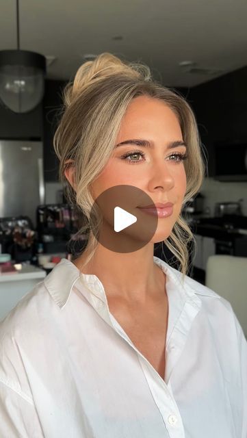 Brielle Bahr | Hair & Makeup Artist on Instagram: "glow brought to you by — 
@bobbibrown vitamin enriched face base
@armanibeauty luminous silk foundation
@diorbeauty backstage glow palette 001
@hourglasscosmetics ambient blush & bronzer
@fentybeauty fussy gloss bomb

counting down the days to McKenzie’s destination wedding this fall ✈️🤍" Hailey Bieber Wedding Makeup, Bieber Wedding, Hailey Bieber Wedding, Katie Moore, Vitamin Enriched Face Base, Real Bridesmaids, Luminous Silk Foundation, Green Makeup, Wedding Makeup Artist