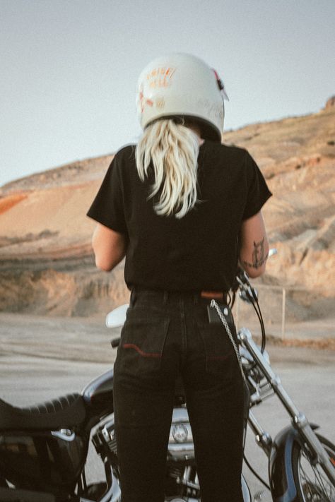 Motorcycle Looks For Women, Ride Outfit Motorcycle, Motor Style Woman, Female Riders Motorcycles, Motorcycle Woman Photography, Motorcycle Photoshoot Women Aesthetic, Women Motorcycle Aesthetic, Woman With Motorcycle, Women On Bikes Motorcycles