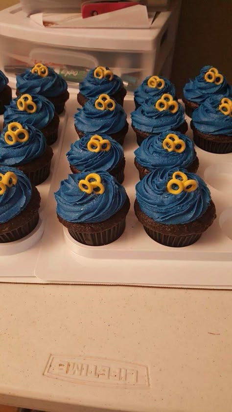 Sonic Themed Cupcakes, Diy Sonic Cupcakes, Sonic The Hedgehog Birthday Cupcakes, Sonic The Hedgehog Cupcakes Cake Ideas, Sonic The Hedgehog Birthday Party Cake Cupcakes, Sonic Cupcakes Birthdays, Sonic Birthday Party Diy, Sonic Hedgehog Cupcakes, Super Sonic Birthday Cake