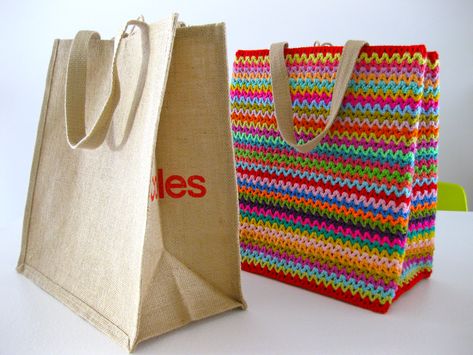 free how to for this Cute way to cover a reusable bag....great for gift giving too :) Jute Tas, Tote Tutorial, Grocery Tote, Crochet Bags Purses, Crochet Motifs, Crochet Tote, Crochet Basket, Bag Crochet, Crochet Purses