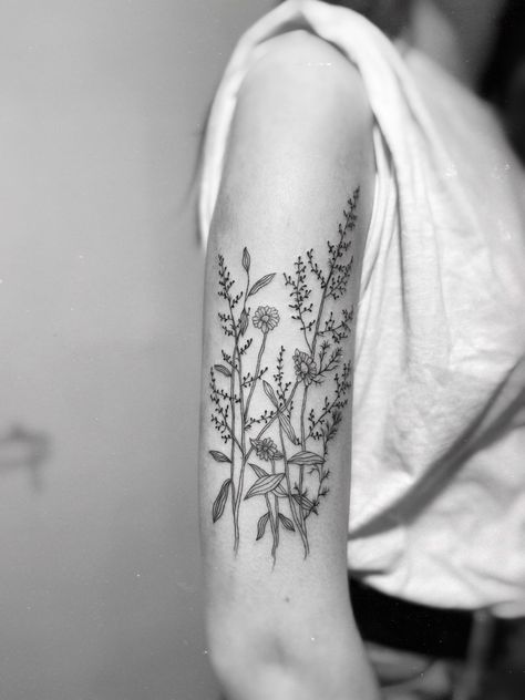 #floraltattoo #tattoo #tattooart #tattoodesign #wildflowertattoo #tattoosforwomen #tattooforher #armtattoo #lineworktattoo Meadow Tattoo, Field Tattoo, Tattoo On Arm, M Tattoos, Art Flash, Wildflower Tattoo, Meadow Flowers, Sleeve Tattoo, Forearm Tattoos