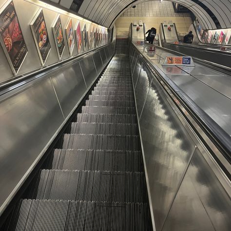 #london #city #underground #aesthetic #travel #train #tfl #citylife #cityscape #uk #traveling #tranport #escolares #posters Uk Train Aesthetic, Uk 2000s Aesthetic, Uk 2000s, Underground Aesthetic, Noah And The Whale, City Underground, 2000 Style, Train Aesthetic, Train Driver