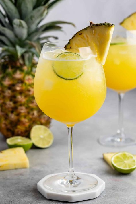 A non-alcoholic Pineapple Spritz is the perfect easy mocktail drink recipe with pineapple juice, lime, and soda! So refreshing! Lime Beverages, Recipe With Pineapple Juice, Spritz Mocktail, Recipe With Pineapple, Mocktail Drink, Pineapple Juice Recipes, Water Infusion, Mint Drink, Lime Drinks