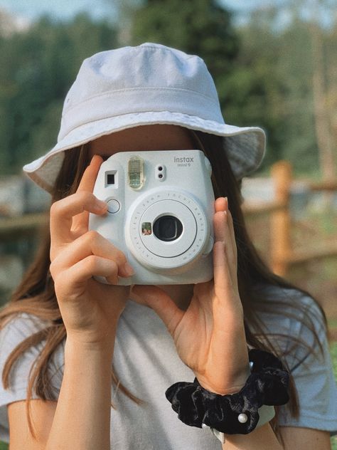 Girl Taking Photographs Aesthetic, Poses With Polaroid Camera, Instax Photos Aesthetic, Instax Mini 11 Aesthetic, Instax Photos Ideas, Polaroid Camera Aesthetic, Polaroid Poses, Instax Aesthetic, Instax Mini Ideas