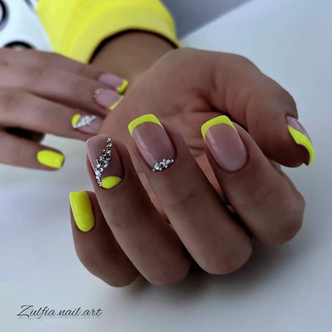 Yellow Neon Nails, Trendy Yellow Nails, Unghie Sfumate, Nagellack Trends, Smink Inspiration, Her Nails, Short Acrylic Nails Designs, Neon Nails, Dipped Nails