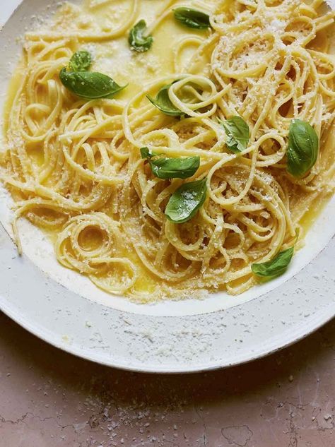 One-pot pasta al limone | Jamie Oliver Cookbook Club recipes Simple Sesame Noodles, Fresh Lemon Recipes, Anna Jones Recipes, Anna Jones, Lemon Pasta, Vegetarian Pasta, One Pot Pasta, Weeknight Dinner Recipe, One Pan Meals