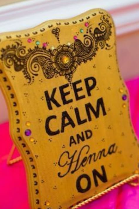 Mehendi Board Ideas, Diy Mehendi Decor Ideas At Home, Indian Wedding Props, Wedding Props Ideas, Mehandi Ceremony, Corner Deco, Mehndi Decorations, Bride Mehendi, Mehndi Decoration