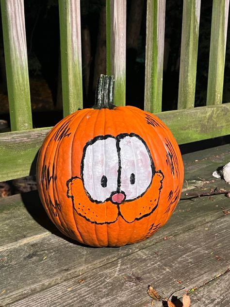 Pumpkin Painting Ideas Charlie Brown, Charlie Brown Painted Pumpkin, Peanuts Painted Pumpkin, Garfield Painted Pumpkin, Garfield Carved Pumpkin, Cute Pumpkin Carving, Creative Pumpkin Painting, Creative Pumpkins, Cute Pumpkin