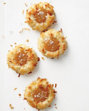 Coconut Thumbprint Cookies with Salted Caramel Coconut Thumbprint Cookies, Coco Cookies, Creme Dessert, Coconut Caramel, Caramel Recipes, Thumbprint Cookies, C Is For Cookie, Cookie Desserts, Cookies Brownies