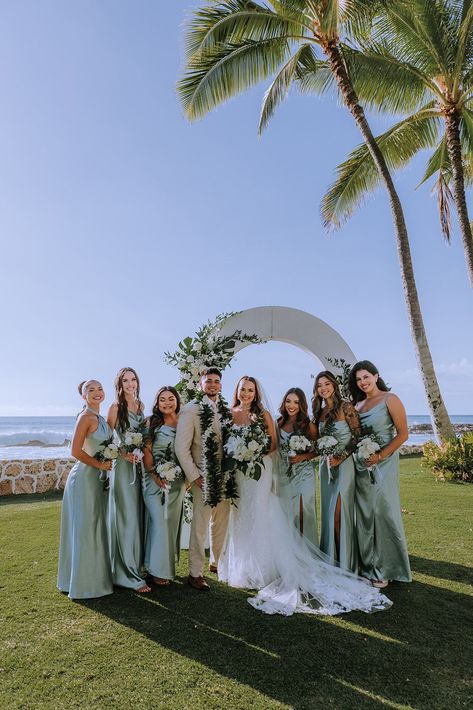 This stunning luxury Oahu Hawaii wedding at the Four Seasons and Lanikuhonua was straight out of a magazine!! Not to mention that their style, design, wedding colors, and decor were absolutely GORGEOUS. Like seafoam blue bridesmaids and groomsmen attire, reception dripping in white florals, and a live band to end off the night. OBSESSED!! Hawaii Wedding Color Palette, Island Wedding Colors, Hawaii Wedding Colors, Tropical Wedding Party, Oahu Wedding Venues, Wedding Venues Hawaii, Big Island Wedding, Seafoam Blue, Hawaii Destination Wedding