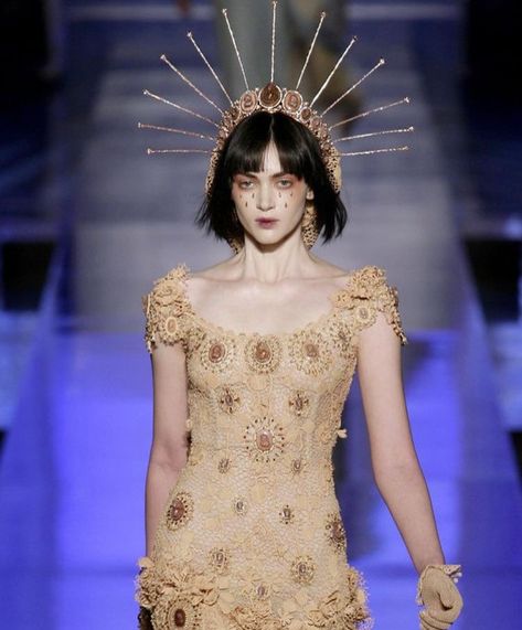 Heavenly Bodies Met Gala, Ulzzang Dress, Met Gala Dresses, Heavenly Bodies, High Fashion Runway, Body Outfit, Weird Fashion, Gala Dresses, Fantasy Fashion