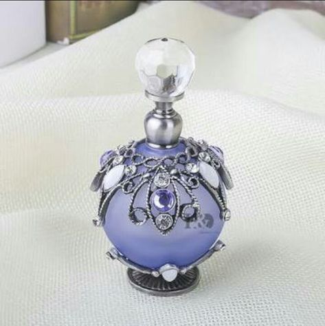 Bottle Dressing, Rattan Flower, Flower Perfume, Pretty Perfume Bottles, Magic Bottles, Bijoux Fil Aluminium, Beautiful Perfume Bottle, Antique Perfume Bottles, Beautiful Perfume