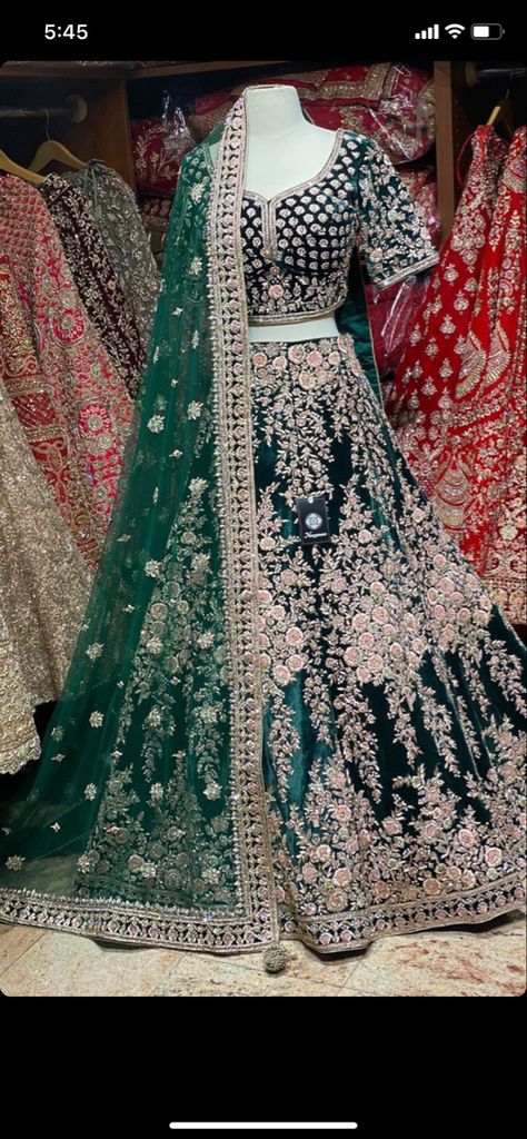 Dark Green Asian Wedding Dress, Dark Green Bridal Dress, Emerald Indian Wedding, Dark Green Lengha, Dark Green Bridal Lehenga, Lehenga Dark Green, Green Bridal Outfit, Bridal Lehenga Green, Green Lehenga Bridal