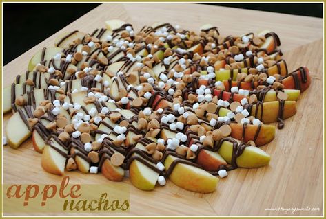 Peanut Butter Nutella Apple Nachos = Delish! #apple #recipes Kristi Lee, Apple Nachos Recipe, Snacks Summer, Summertime Ideas, Apple Nachos, Baked Apple Recipes, Peanut Butter Nutella, Frugal Girls, Recipes Fall