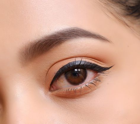 A beautiful dark brown eyes with eyeliner and simple eye makeup Eyeliner For Saree Look, Basic Eyeliner For Beginners, Eyeliner Tutorial Hooded Eyes, Natural Eyeliner Tutorial, Smudged Eyeliner Look, Cat Eye Eyeliner Tutorial, Graphic Eyeliner Tutorial, Eyeliner Drawing, Tightlining Eyes