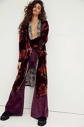 Velvet Duster, Mode Hippie, Free People Velvet, Velvet Coat, Mode Boho, I'm With The Band, Moda Vintage, New Classic, Mode Vintage