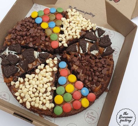 Brownie Decorado, Pizza Brownie, Candy Pizza, Brownie Pizza, Mini Pizza, Buffet Food, Bakery Cakes, Food Videos Cooking, Sweet Desserts