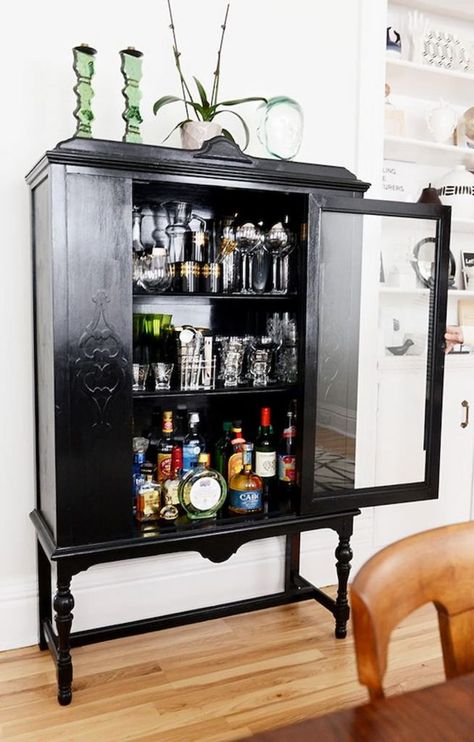 Vintage Bar Styling Inspiration to Copy Now Spending Budget, Home Bar Ideas, Diy Home Bar, Bar Cabinets, Bar Sets, Cocktail Cabinet, Cart Decor, Black Cabinet, Old Cabinets