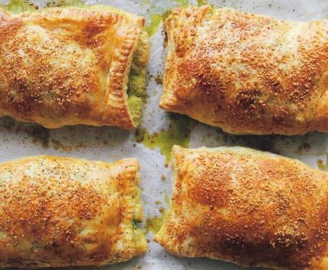 Chicken Pesto Turnovers Chicken Pesto Puff Pastry, Chicken Pesto Pockets, Savory Turnover Recipes, Chicken Turnovers, Chicken Hand Pies, Puff Pastry Chicken, La Kitchen, Deli Ideas, Savory Pastries