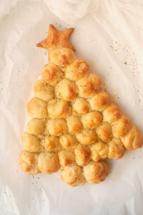 Pull apart Christmas tree cheesy bread Xmas Tree Bread, Pull Apart Cheesy Bread, Bread Christmas Tree, Pull Apart Christmas Tree, Ww Bread, Tree Bread, Ww Appetizers, Christmas Tree Bread, Cheesy Pull Apart Bread