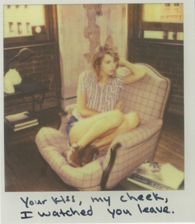 All 65 Polaroids Of Taylor Swift's 1989 Album - Being Melissa Von Taylor Swift This Love, Taylor Swift Web, Taylor Swift 1989, Taylor Swift Album, Swift 3, Taylor Swift Lyrics, Live Taylor, Taylor Swift Pictures, Shake It Off