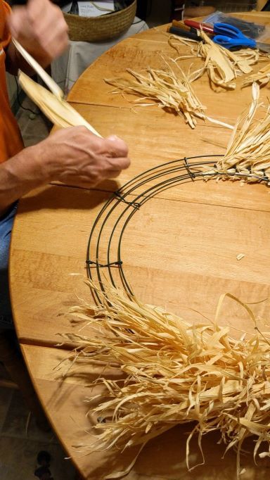 How to Make a Corn Husk Wreath – DIY Broom Corn Wreath, Corn Husk Wreath Tutorial, Corn Cob Wreath, Corn Stalk Wreath Diy, Corn Silk Crafts, Diy Corn Stalks Crafts, How To Make A Corn Husk Wreath, Corn Husk Angels Diy, Corn Husks Crafts