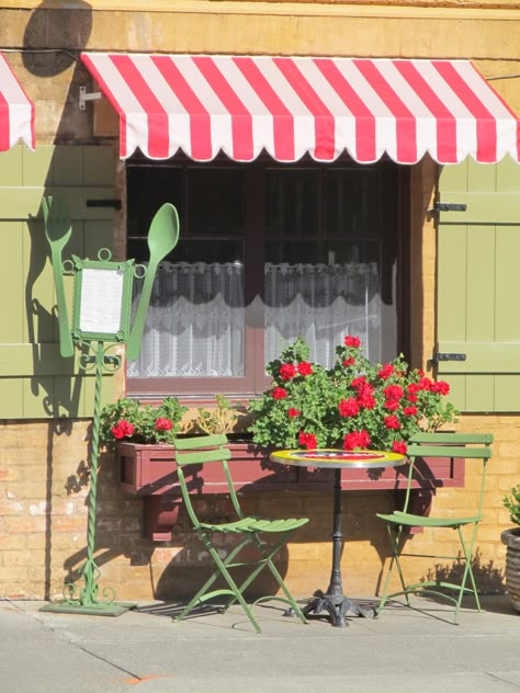 Pretty Store Fronts, Cafe Store Front Design, Small Store Front Design, Cute Store Exterior, Store Front Photography, Cute Coffee Shops Exterior, Cafe Outside, Italian Shop, Small Business Store Front Ideas