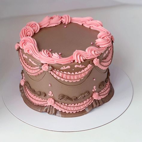 Tutorial Page - Love ❤️ #followers #cakelover #cakestudio... Amazing Cake Decorating, Bunny Bun, Vintage Cake Decorating, Coquette Cake, Cake Costume, Birthday Vision Board, Hotel Birthday Parties, Hotel Birthday, Grad Cakes