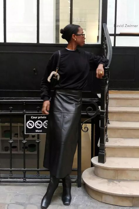 Leather Maxi Skirt Outfit, Leather Midi Skirt Outfit, Long Leather Skirt Outfit, Leather Skirt Outfit Winter, Maxi Leather Skirt, Midi Leather Skirt, Midi Skirt And Boots, Long Leather Skirt, Rok Outfit