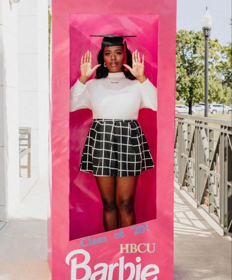 Barbie Graduation, Graduation Barbie, 18th Photoshoot, Products Photoshoot, Skater Photos, Barbie Photoshoot, School Photoshoot, Graduation Picture Ideas, Girl Prom