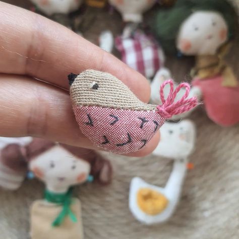 Designed by Atelier Pia🌳 #naturalfigure #design #naturaltoys #handmade #fabricdesign #fabricdoll #illustration #artdoll #cotton #jouet Crochet Illustration, Kawaii Items, Fabric Brooch, Cute Fabric, Natural Toys, Fabric Toys, Felt Brooch, Slow Stitching, Fabric Birds