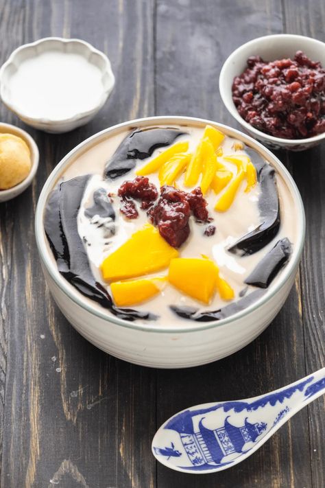 Suong Sao is a dessert made with just 2 ingredients. It's then topped with ingredients from fresh fruit to sweetened red bean paste! #grassjellydessert #vietnamesegrassjelly #asiandessert Grass Jelly Dessert, Japanese Dessert Recipes, Asian Dessert Recipes, Vietnamese Dessert, Grass Jelly, Asian Dessert, Asian Sweets, Jelly Desserts, Family Snacks