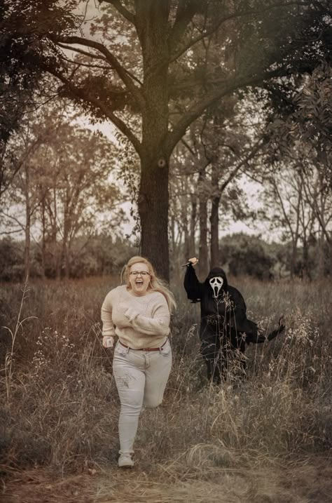 Train Family Pictures, Scream Photoshoot, Scream Picture, Halloween Photoshoot Ideas, Pumpkin Patch Photography, Mask Photoshoot, Tumblr Photoshoot, Horror Photography, Horror Photos