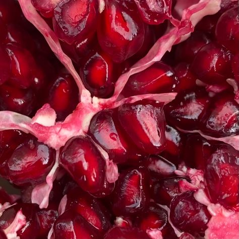 Pomegranate Texture, Peeled Pomegranate, Pomegranate Aesthetic, Lily Evans, Flavored Vodka, Skyfall, Tropical Vacation, Nature Aesthetic, Top View