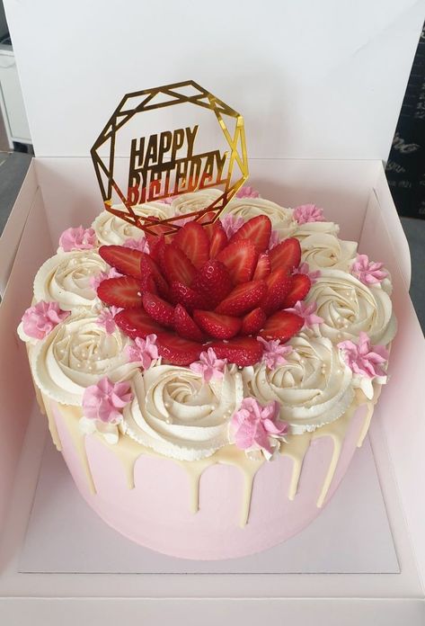 Tres Leches Cake Decoration Ideas, Delish Cakes, Strawberry Birthday Cake, Fiesta Cake, Comfort Desserts, Buttercream Cake Decorating, Elegant Birthday Cakes, Simple Cake Designs, Creative Cake Decorating