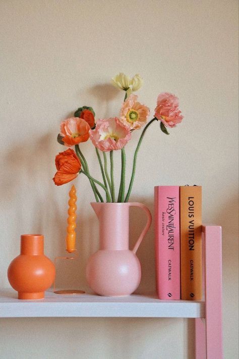 Colorful Details Interior, Vase Interior, Deco Pastel, Candles Flowers, Colorful Room Decor, Pastel Room, Colorful Space, Danish Pastel, Apartment Decor Inspiration